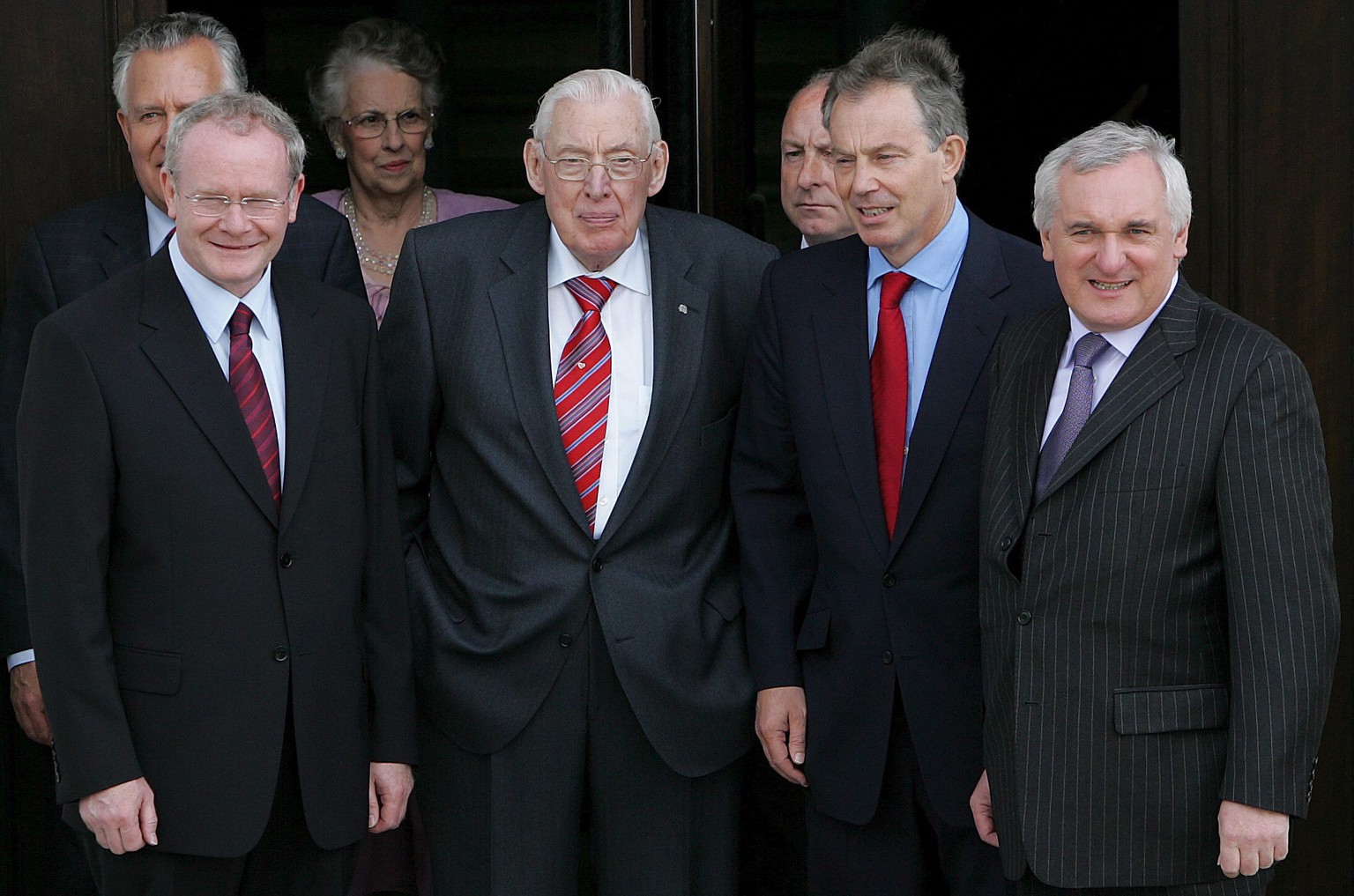 Ein Bild vom selben Tag. McGuinnes und Paisley mit den damaligen Premierministern von Grossbritannien (Tony Blair) und Irland (Bertie Ahern).
