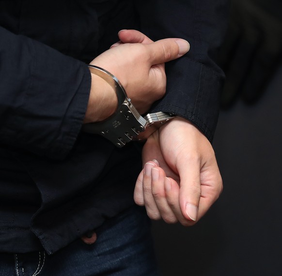 29.07.2020, Sachsen-Anhalt, Magdeburg: Der Angeklagte Stephan Balliet wird vor dem vierten Prozesstag in Handschellen in den Gerichtssaal gebracht. Die Bundesanwaltschaft wirft dem Mann 13 Straftaten  ...