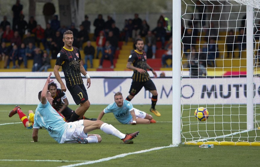 epa06296579 Lazio&#039;s Adam Marusic (front) scores the goal during the Italian Serie A soccer match Benevento Calcio vs SS Lazio at Ciro Vigorito stadium in Benevento, Italy, 29 October 2017. EPA/MA ...