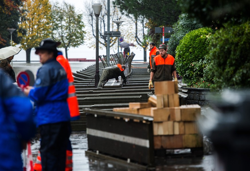 Zivilschützer bereiten Damm-Anlagen zur Abwehr des Hochwassers vor am Lago di Lugano.&nbsp;
