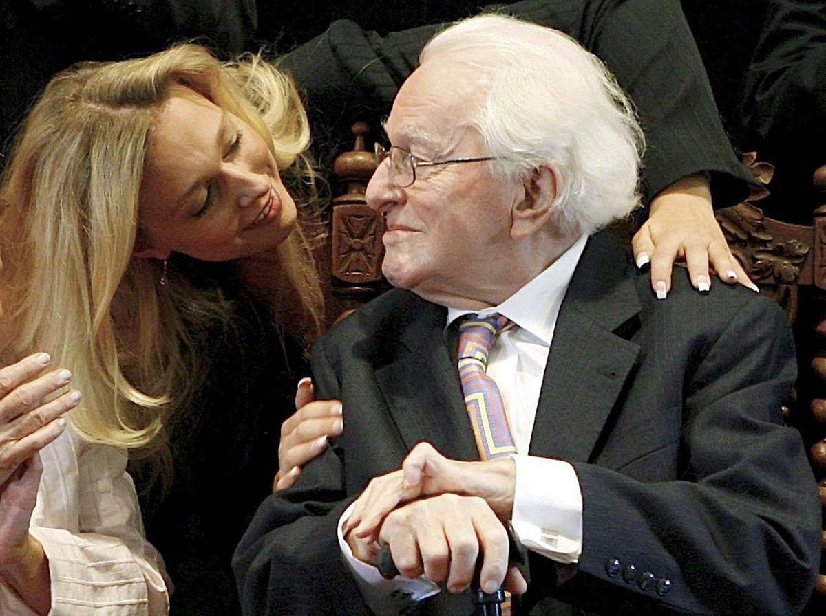 epa01469398 Katharina Wagner (L) talks to her father Wolfgang Wagner during his farewell party at the festival hall in Bayreuth, Germany, 28 August 2008. After 57 years Wagner retires from the managem ...