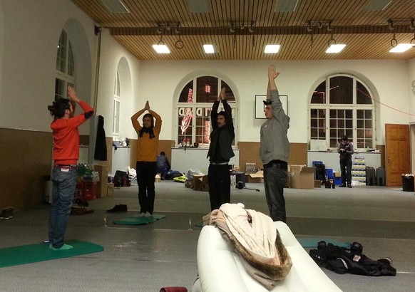 Wir müssen uns den «Anus Praktikus» leider vorstellen. Denn auf diesem Yoga-Session-Bild der Band haben sie leider noch nichts von ihrer neuen Yoga-Stellung gewusst.