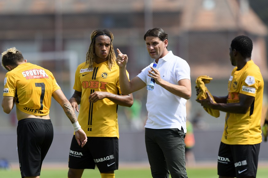 YB Cheftrainer Gerry Seoane, second-right, speaks with YBs Kevin Mbabu, second-left, and YBs Roger Assale, right, next to YBs Miralem Sulejmani, left, during a friendly soccer match of the internation ...