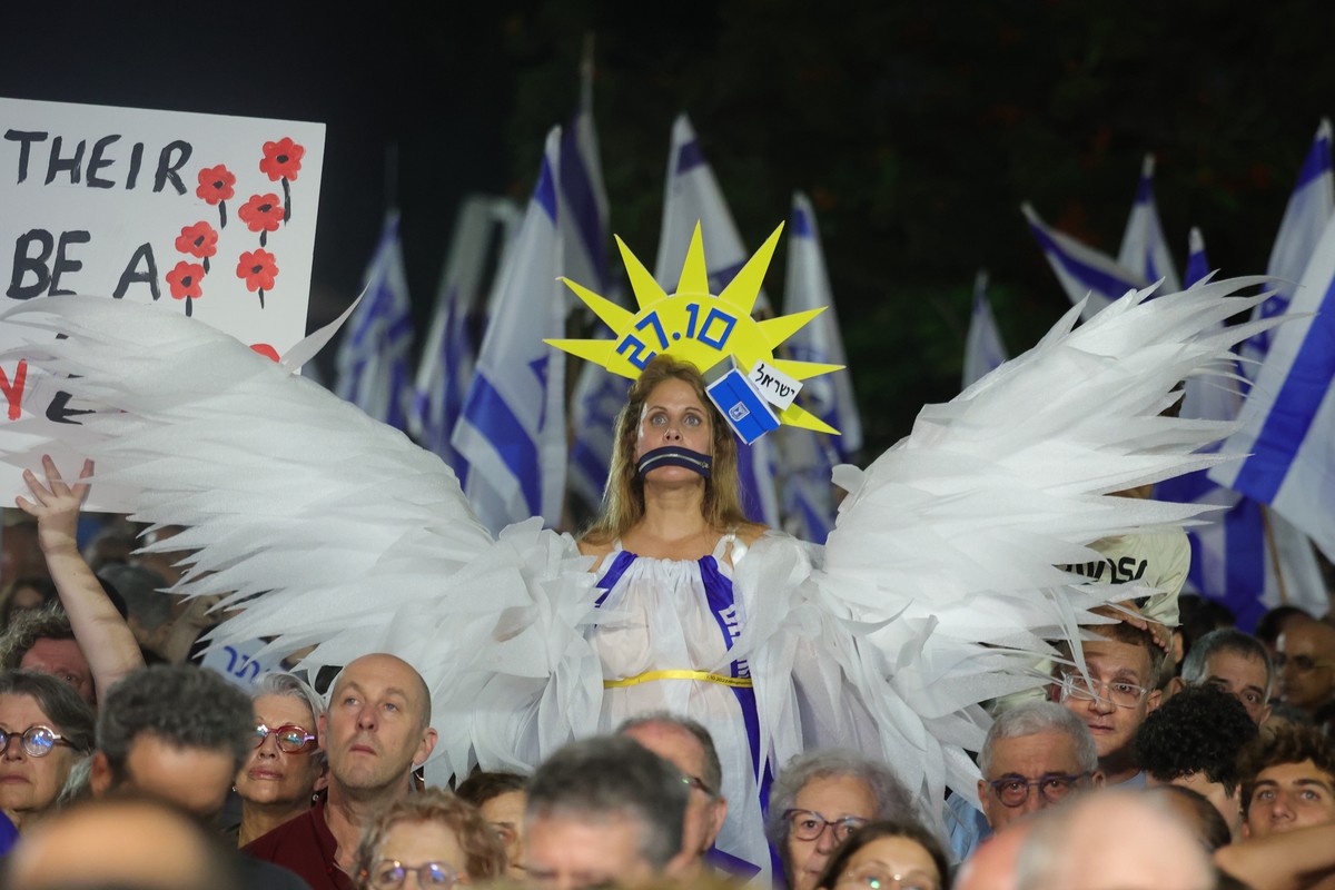 epa13328793 People take part in an anti-government rally in Tel Aviv, Israel, 24 October 2026. Israel will hold its national legislative election to choose the 120 members of the 26th Knesset on 27 Oc ...