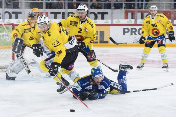 SC Bern Spieler Simon Moser, SC Bern Spieler Beat Gerber, Biels Julian Schmutz, von links, kaempfen um den Puck, im vierten Eishockey Playoff-Viertelfinalspiel der National League A zwischen dem SC Be ...