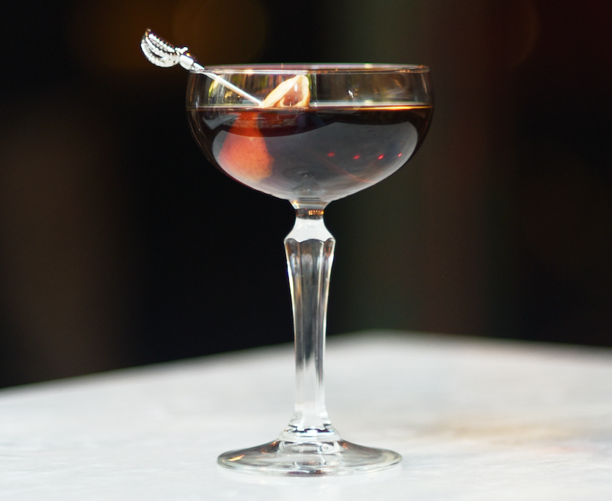 the red roy irish whskey trinken drinks cocktail alkohol irland https://hips.hearstapps.com/hmg-prod.s3.amazonaws.com/images/screen-shot-2019-01-28-at-4-27-15-pm-1548710184.png?crop=1xw:1xh;center,top ...