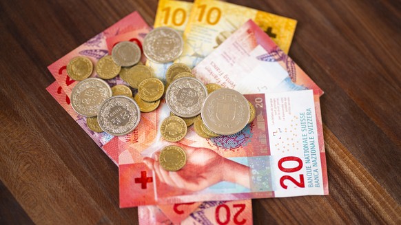 Schweizer Franken in Noten und Muenzen in dieser Illustrationsaufnahme, am Freitag, 13. Februar 2024 in Zuerich. Der Schweizer Franken hat nach der Bekanntgabe ueberraschend tiefer Inflationsdaten geg ...