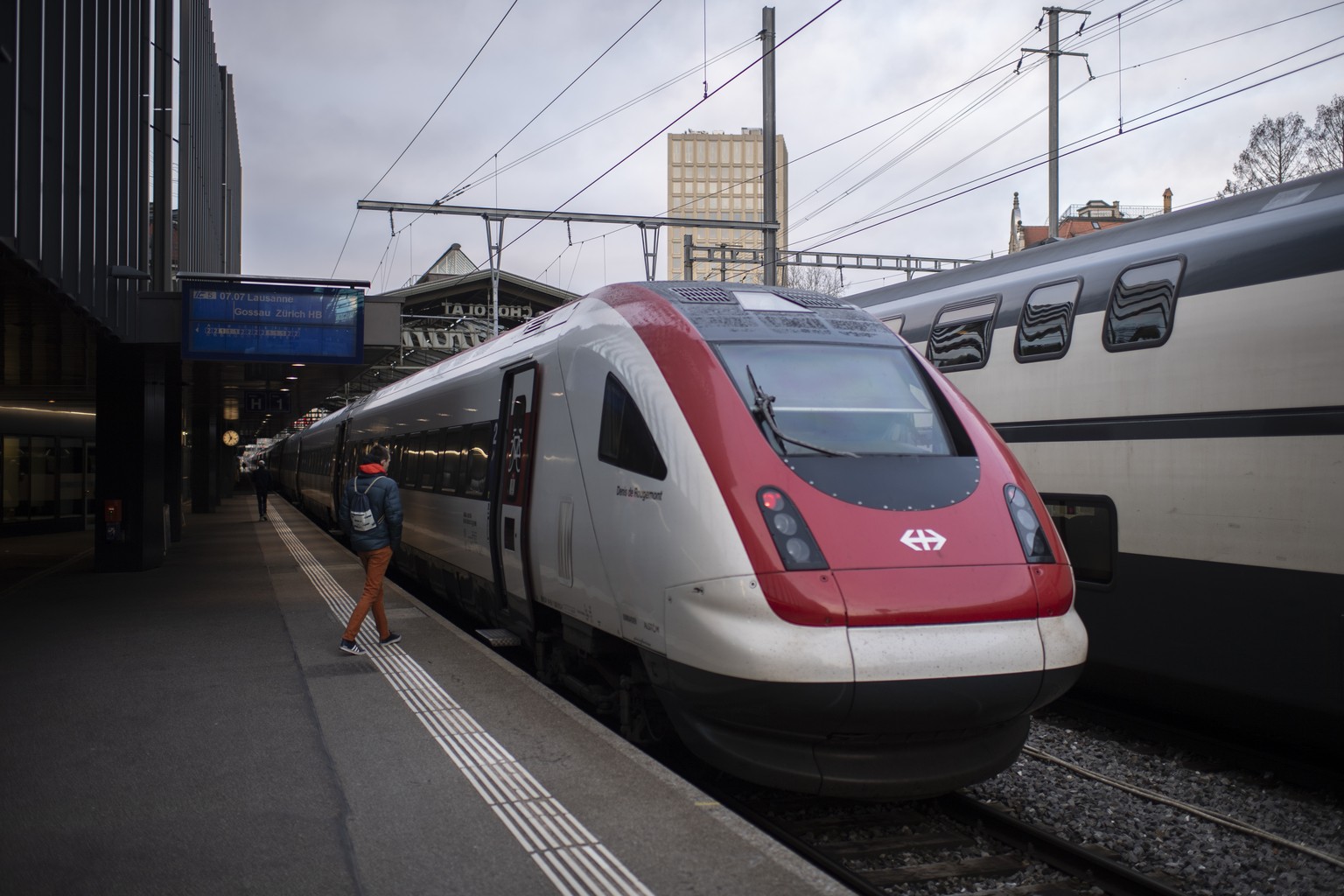Ein Pendler betritt den Zug nach Zuerich am Bahnhof, am Montag, 23. Maerz 2020, in St. Gallen. Die SBB und regionale Transportunternehmen reduzieren wegen der Coronavirus-Krise schrittweise den Fahrpl ...