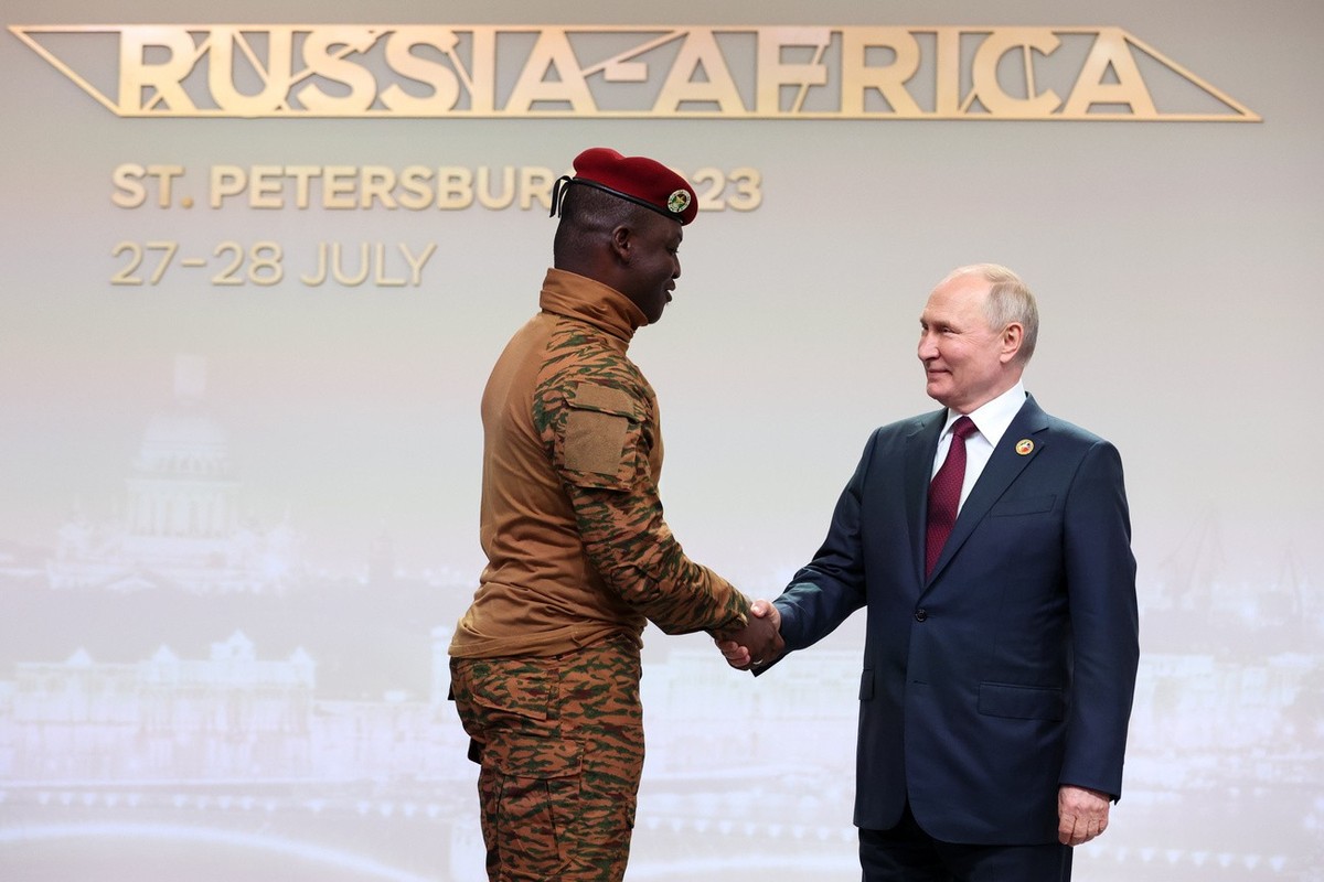 Burkina Faso's Capt. Ibrahim Traore, left, and Russian President Vladimir Putin shake hands before an official ceremony to welcome the leaders of delegations to the Russia Africa Summit in St. Pe ...
