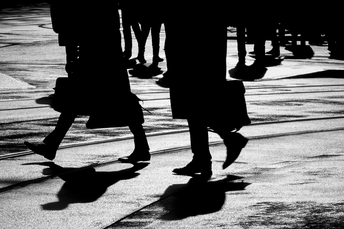 ARCHIV --- ZUR STUDIE DER UNIVERSITAET ZUERICH ZUR FINANZBRANCHE STELLEN WIR IHNEN FOLGENDES BILD ZUR VERFUEGUNG --- Menschen bewegen sich am Freitag, 24. Januar 2014, auf dem Paradeplatz in Zuerich.  ...