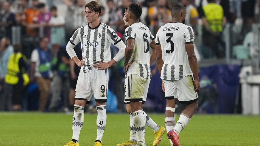 Juventus&#039; Dusan Vlahovic, left, stands next to his teammates after the end of a Champions League group H soccer match between Juventus and Benfica at the Allianz stadium,Turin, Italy, on Wednesda ...