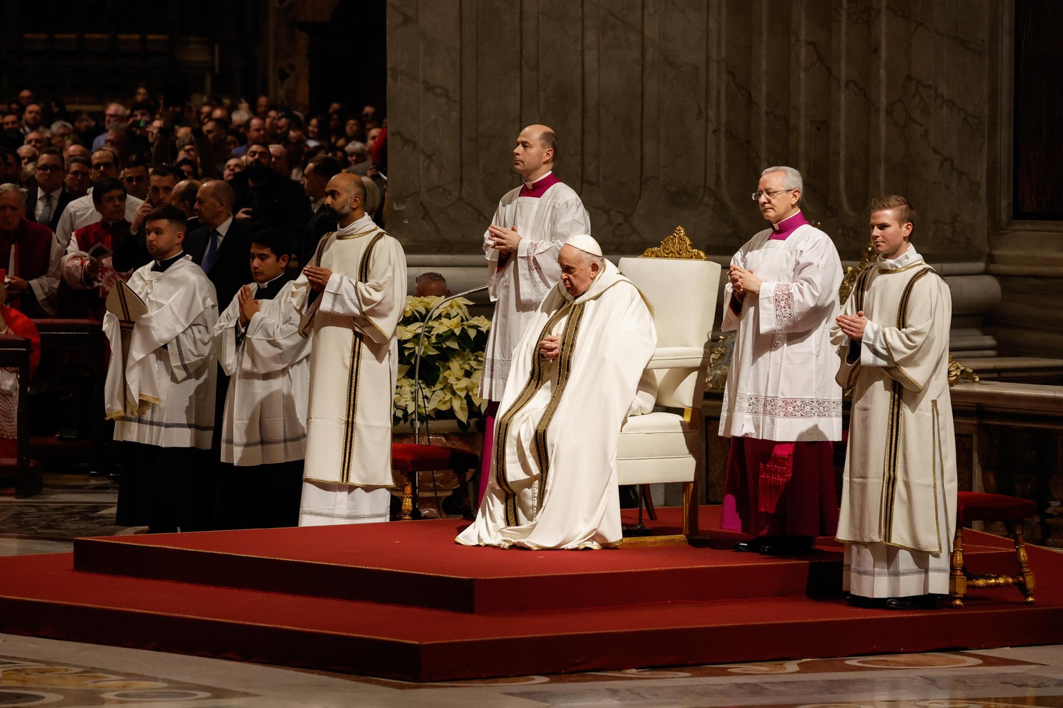 epa11043265 Pope Francis (C) leads the Midnight Christmas mass on the Solemnity of the Nativity of the Lord in Saint Peter&#039;s Basilica at the Vatican, 24 December 2023. EPA/GIUSEPPE LAMI