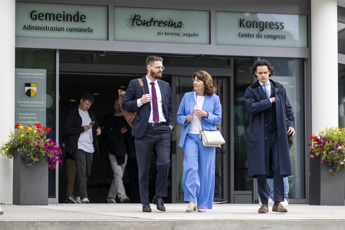 KEYPIX - Anna Giacometti (Mitte) mit ihrem Verteidiger Patrick Dietrich (links) aufgenommen auf dem Weg zur Pause bei der Gerichtsverhandlung zum Bergsturz in Bondo, am Dienstag, 25. August 2026, in P ...