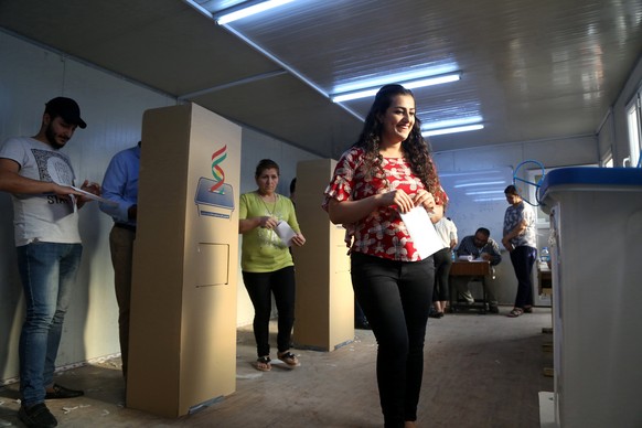 epa06226539 Iraqi displaced people from Mosul, who were forced to flee their homes due the fighting between Iraqi forces and Islamic state group, vote at a polling station during Kurdistan independenc ...