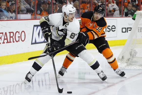Mark Streit (r.) verteidigt gegen NHL-Superstar Sidney Crosby.