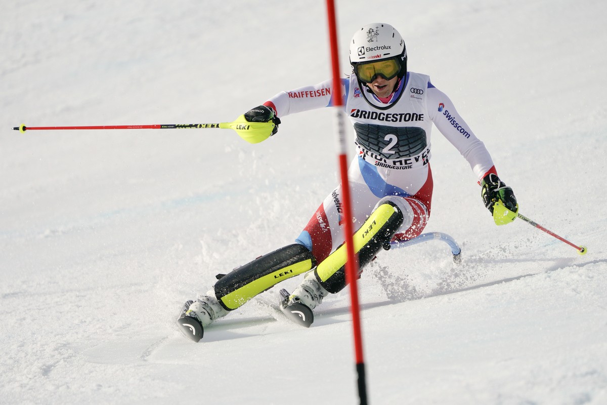 Switzerland's Wendy Holdener speeds down the course during a ski World Cup women's Slalom race, in Courchevel, France, Saturday, Dec. 22, 2018. (AP Photo/Giovanni Auletta)