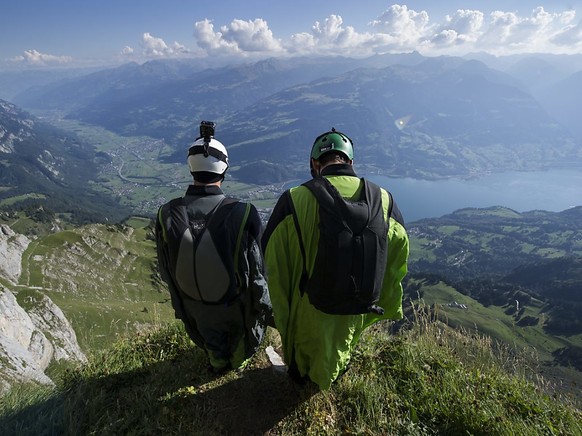 Vor dem riskanten Sprung von der Felskante in die Tiefe noch das Kleingedruckte in der Nichtberufsunfallversicherung nachlesen, empfiehlt die Schweizerische Unfallversicherung (Suva) allen Risikosport ...