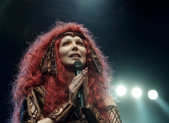 STOCKHOLM 991117 Sangerskan Cher vid sitt uppträdande pa Globen pa onsdagen SWE x1014x *** STOCKHOLM 991117 Singer Cher at her performance at Globen on Wednesday SWE x1014x PUBLICATIONxNOTxINxDENxNORx ...