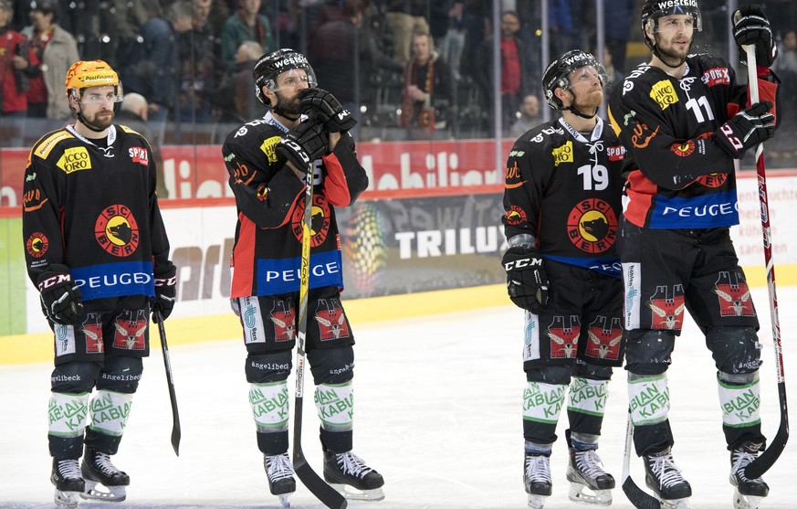 SC Bern Spieler Mark Arcobello, Andrew Ebbett, Ryan Lasch, und Alain Berger, reagieren nach Niederlage (1:2), im dritten Eishockey Playoff-Finalspiel der National League A zwischen dem SC Bern und dem ...