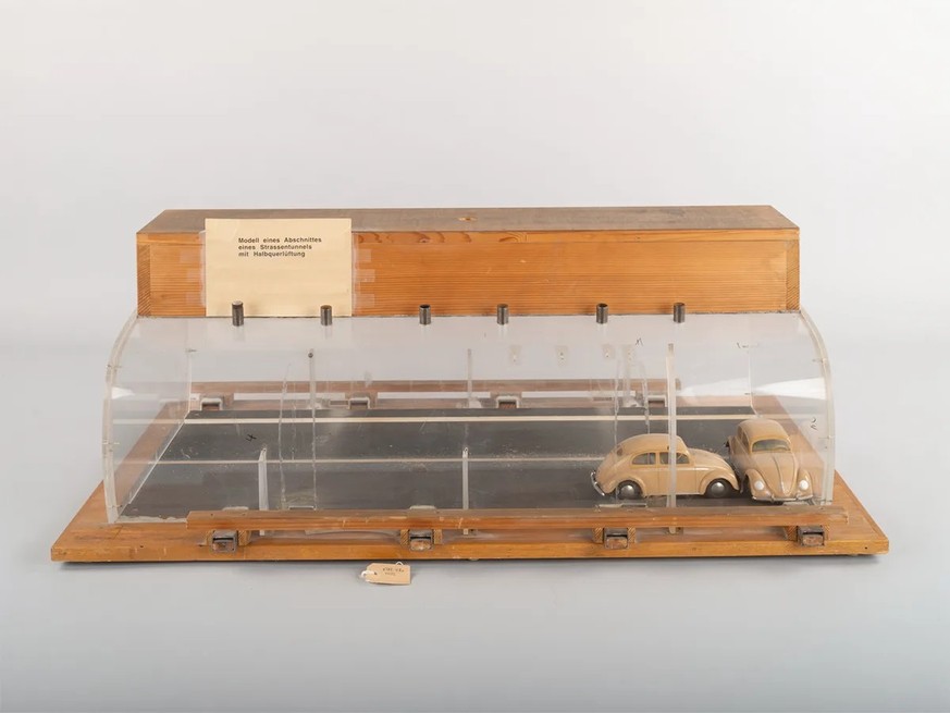 Windkanalmodell eines Strassentunnelabschnitts mit Halbquerlüftung, um 1961.
http://doi.org/10.21264/ethz-a-000005957