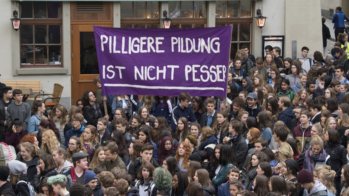 Im Namen eines Buendnisses "Gemeinsam fuer Bildung" protestieren hunderte Schuelerinnen und Schueler mit Banderolen und Transparenten gegen Kuerzungen und Sparmassnahmen im Bildungswesen, am ...