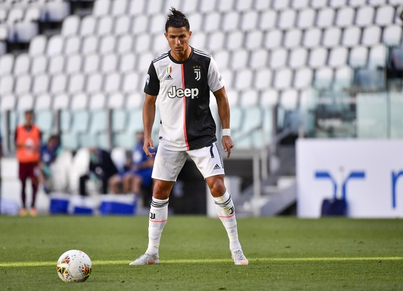 Juventus&#039; Cristiano Ronaldo concentrates moments before scoring his side&#039;s thrid goal on a free-kick, during the Serie A soccer match between Juventus and Torino, at the Allianz Stadium in T ...