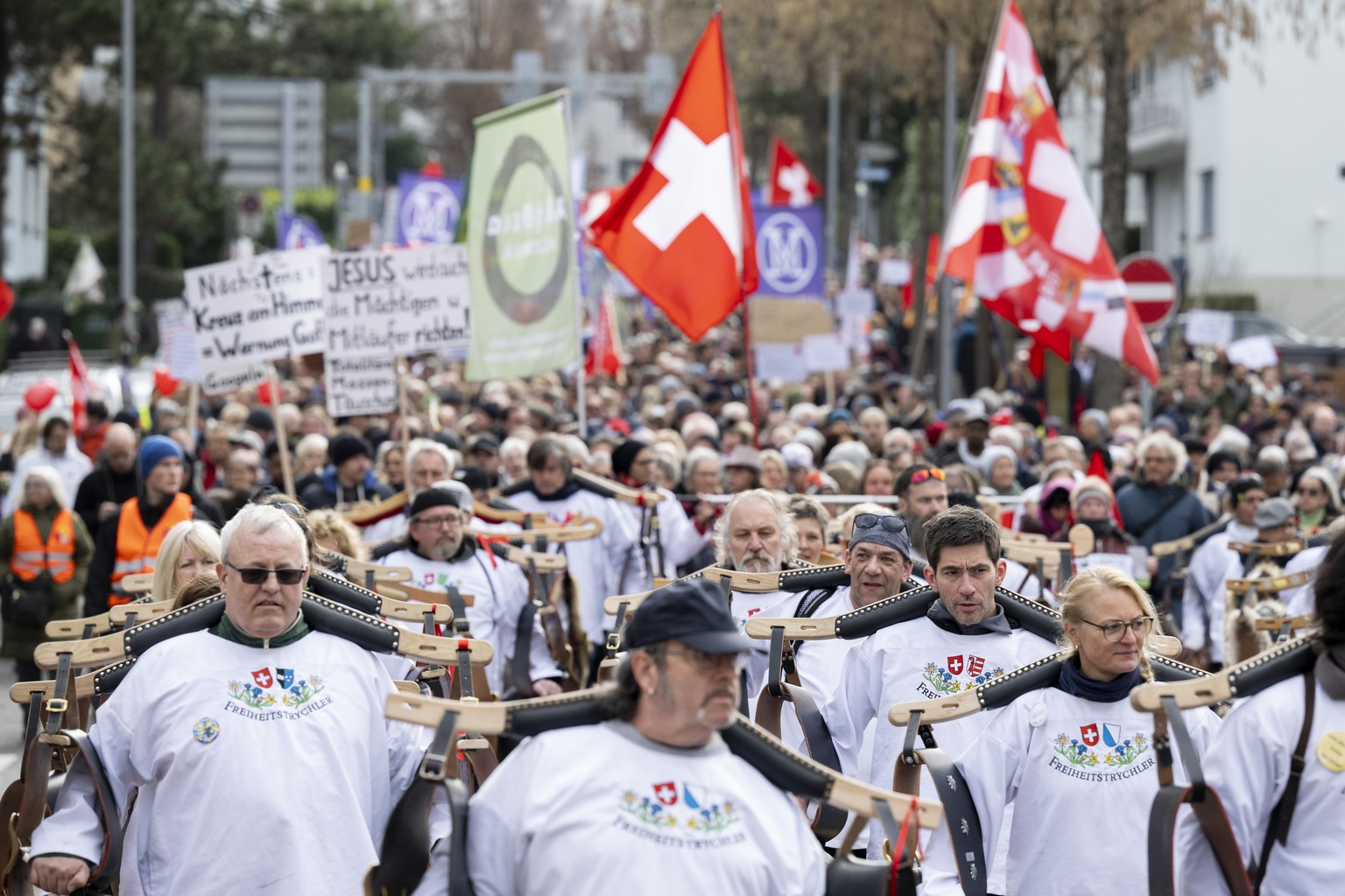 Massnahmengegner und Corona-Skeptiker demonstrieren gegen Corona-Massnahmen der Regierung, aufgenommen am Samstag, 19. Februar 2022 in Oerlikon Zuerich. (KEYSTONE/Ennio Leanza)