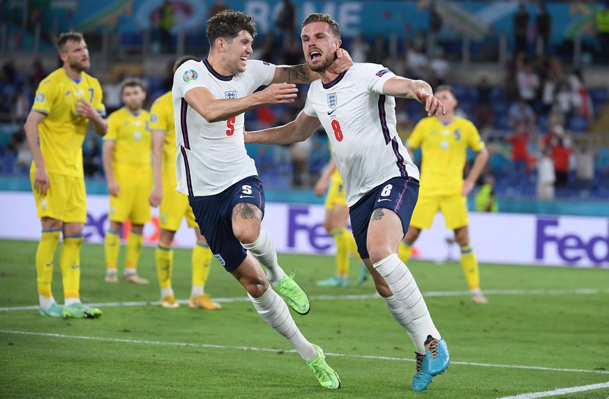 epa09321388 Jordan Henderson (R) of England celebrates after scoring the 0-4 gaol during the UEFA EURO 2020 quarter final match between Ukraine and England in Rome, Italy, 03 July 2021. EPA/Ettore Fer ...
