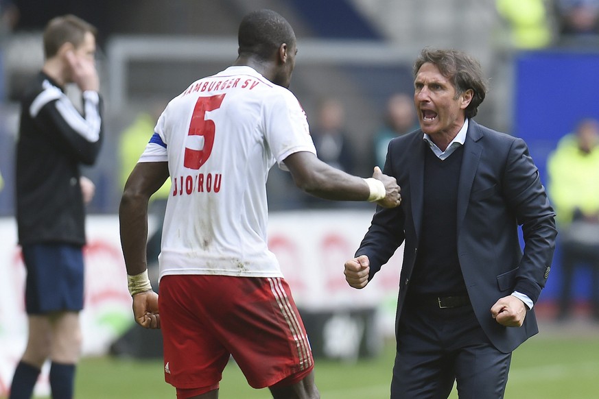 Die Erleichterung bricht nach dem Sieg gegen Augsburg aus Johan Djourou und Trainer Bruno Labbadia heraus.