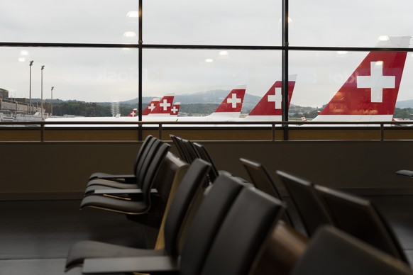 ARCHIVBILD ZU DEN UMSATZZAHLEN BEI SWISS --- Parked Swiss International Air Lines airplanes at Zurich Airport in Kloten, Switzerland, photographed from the waiting area of the airport on May 20, 2018. ...