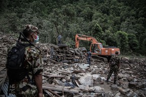 Helfer in Nepal an der Arbeit.