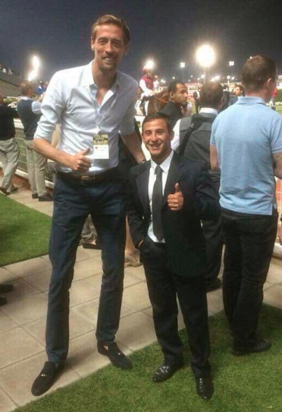 Wunderschönes Bild: Peter Crouch mit einem Jockey.