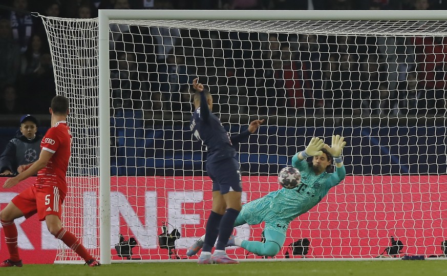 epa10467334 Goalkeeper Yann Sommer (R) of Bayern Munich makes a save against Kylian Mbappe of PSG during the UEFA Champions League Round of 16, 1st leg match between Paris Saint-Germain and Bayern Mun ...