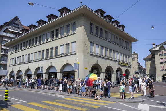 Personen stehen Schlange um sich eine Sonnenschutzbrille zu kaufen, am Dienstag, 11. August 2026, bei Foto Zumstein in Bern. Am 12. August findet in der Schweiz mit 93% eine partielle Sonnenfinsternis ...
