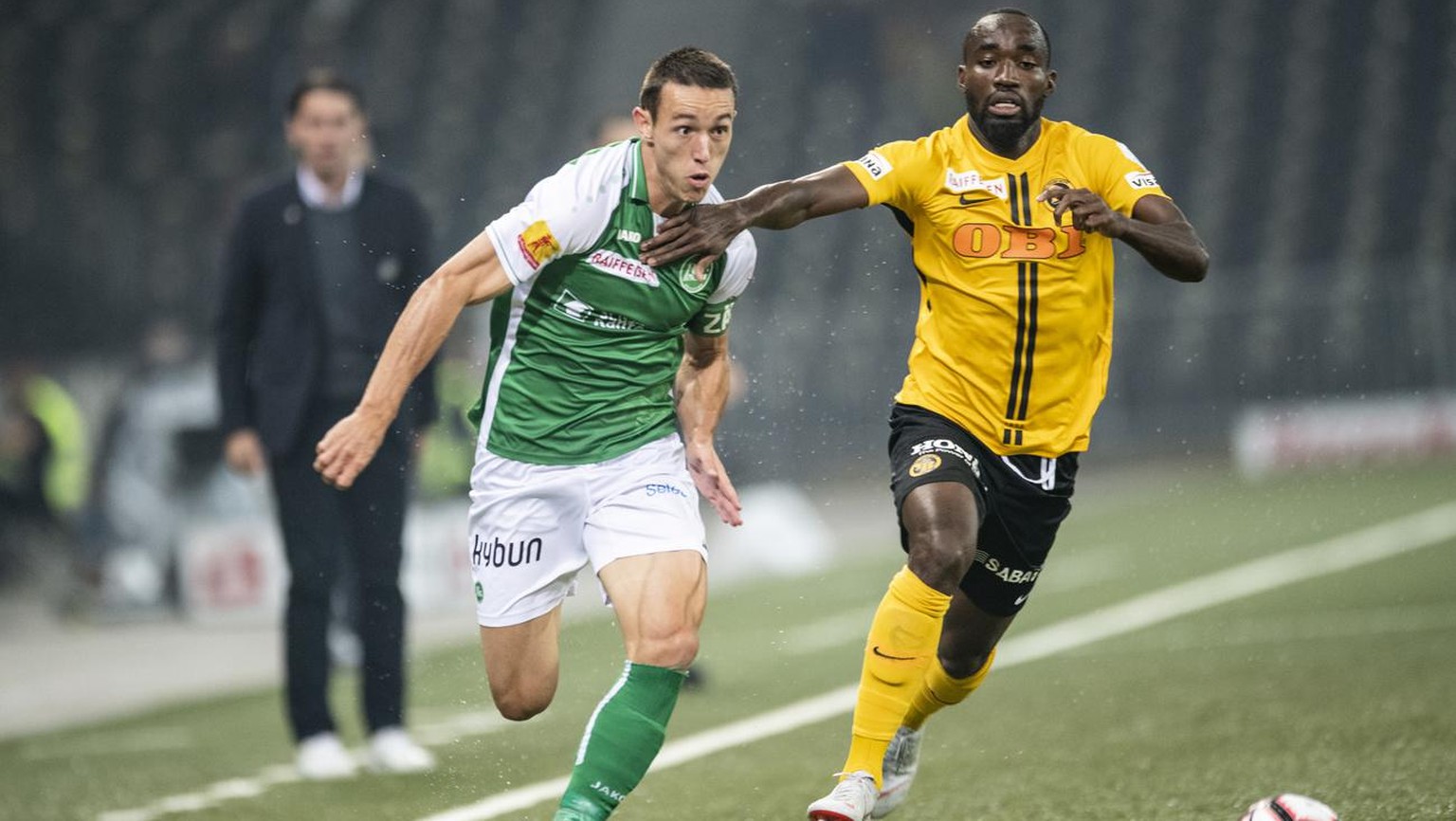 St. Gallens Silvan Hefti, links, gegen YBs Nicolas Moumi Ngamaleu, rechts, beim Fussballspiel der Super League, Berner Young Boys gegen FC. St. Gallen, am Mittwoch, 26. September 2018, im Stade de Sui ...