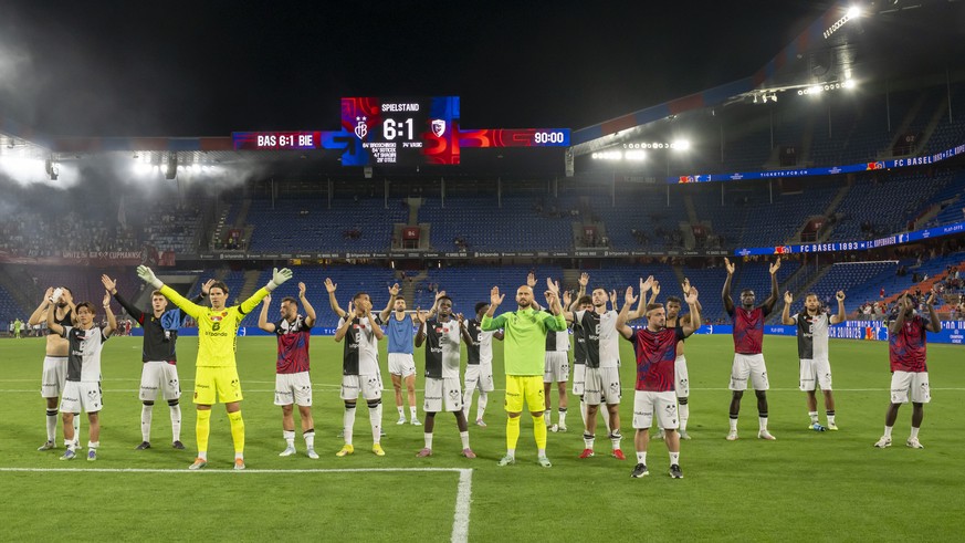 Basels Spieler bedanken sich bei den Fans nach der ersten Runde des Schweizer Fussball Cups zwischen dem FC Basel 1893 und dem FC Biel-Bienne im Stadion St. Jakob-Park in Basel, am Samstag, 16. August ...