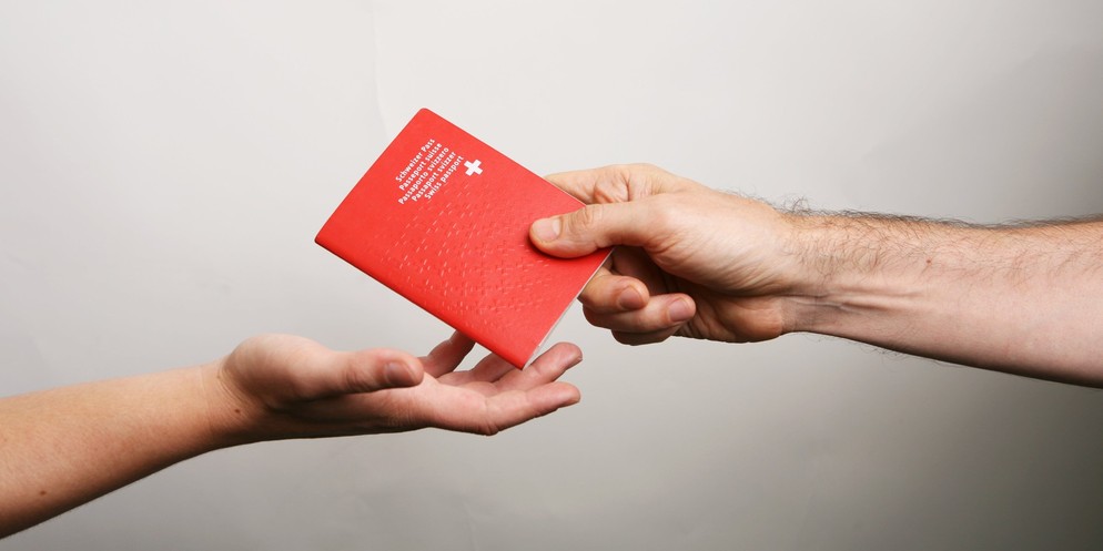Der Kanton Zürich zieht Bilanz nach drei Monaten E-Einbürgerungen.