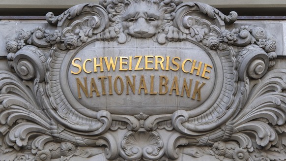 ARCHIV -- SNB ZAHLT 4 MRD. FRANKEN AN BUND UND KANTONE -- The facade of the Swiss National Bank SNB pictured at Bundesplatz, prior to a semi-annual conference in Bern, Switzerland, Thursday, June 13,  ...