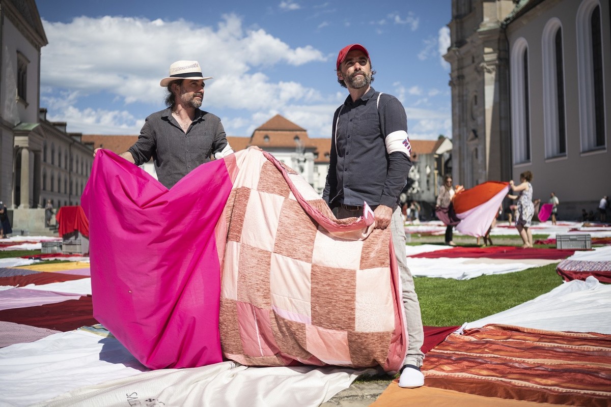 Frank und Patrik Riklin posieren in ihrem "Picknick-Tuch" unter dem Namen "BIGNIK" in der St. Galler Innenstadt, aufgenommen am Sonntag, 12. Juni 2022 in St. Gallen. (KEYSTONE/Enni ...