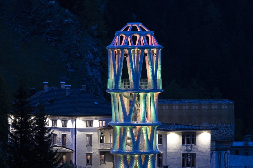 an der Enthuellung des Weissen Turms, am Montag, 19. Mai 2025, in Mulegns. Der Weisse Turm der Kulturstiftung Origen ist das hoechste digital gefertige Gebaeude der Welt. Es entstand in Zusammenarbeit ...