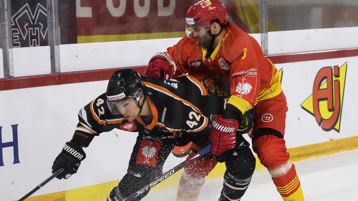 Biel?s Roman Karaffa, left, fights for the puck with Biel?s Peter Schneider, right, during the Champions Hockey League round of 1 match between Switzerland's EHC Biel-Bienne and Norway's Fri ...