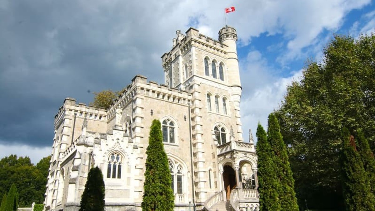 Leben-wie-bei-Bridgerton-Dieses-Schweizer-Schloss-steht-zum-Verkauf