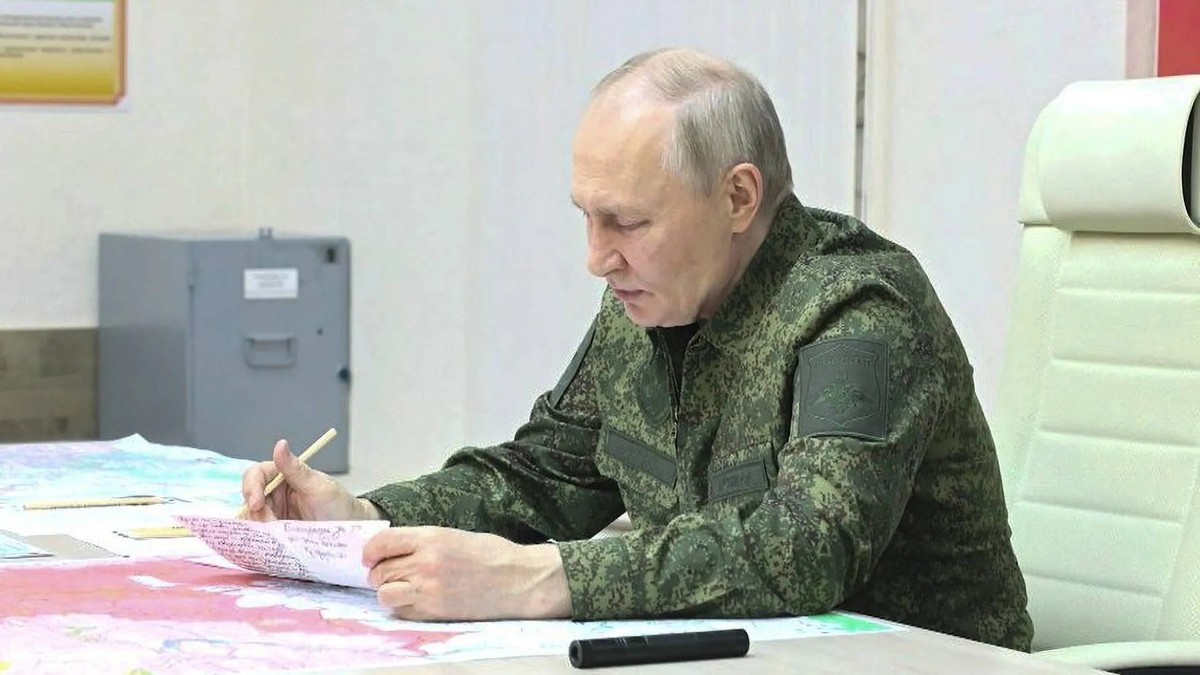 Vladimir Poutine lors d'une visite aux troupes russes à Koursk (sud): est-il à l'origine des provocations à la frontière avec la Lettonie?