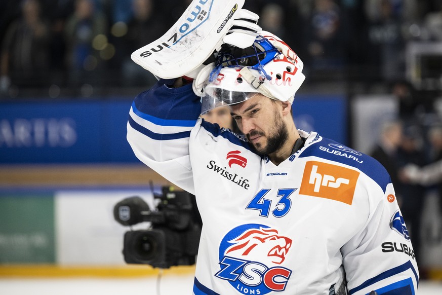 Zuerichs Torhueter Jakub Kovar reagiert enttaeuscht nach dem fuenften Playoff-Final Eishockeyspiel der National League zwischen dem EV Zug und ZSC Lions am Mittwoch, 27. April 2022, in der Bossard Are ...