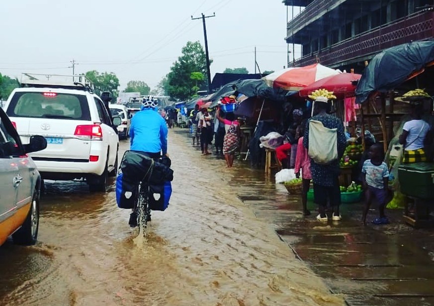 Auch plötzlicher, heftiger Regen gehört zu Afrika. Hier in Freetown, Sierra Leone.