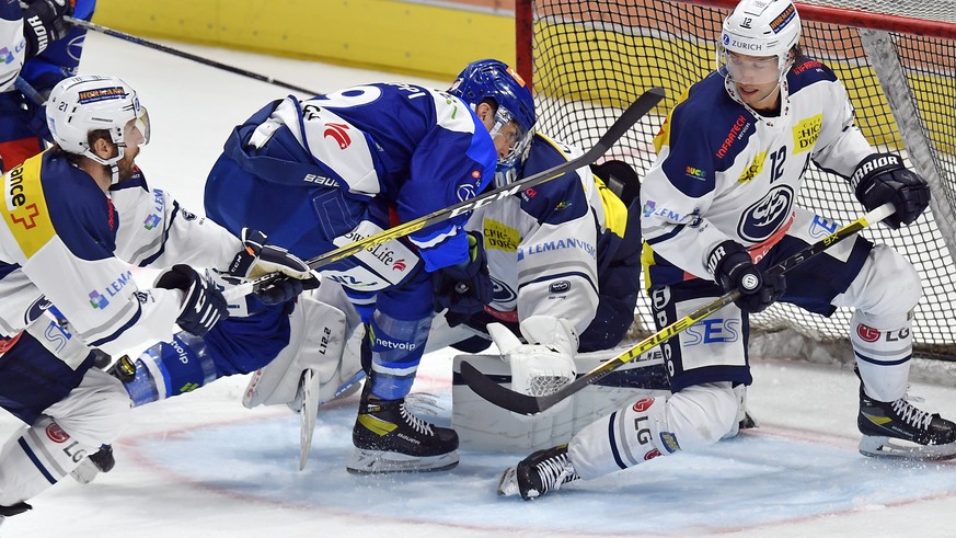 Der Zuercher Reto Schaeppi, Mitte, gegen die Tessiner Brandon McMillan, links, und Daniele Grassi, rechts, beim Eishockeyspiel der National League ZSC Lions gegen HC Ambri Piotta im Zuercher Hallensta ...