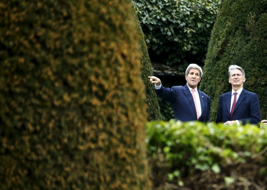 John Kerry (links) im Gespräch mit dem britischen Vertreter Philip Hammond im olympischen Garten in Lausanne.&nbsp;
