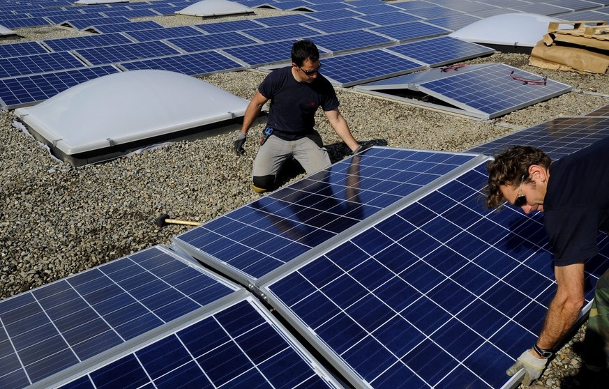 Montage von Solarpanelen in Giubiasco (TI).