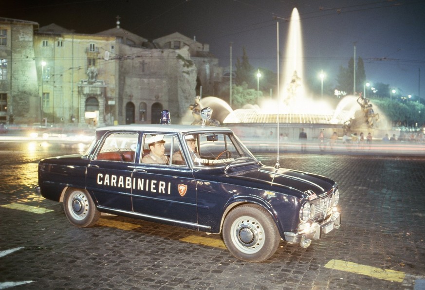 1971 Roma - Piazza della Repubblica: Alfa Romeo Giulia Super, utilizzata dai Carabinieri negli anni &#039;70
https://www.carabinieri.it/