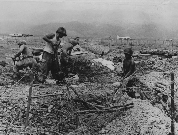 CEFEO-Soldaten setzen die Verteidigungsanlagen nach einem Viet-Minh-Angriff instand.&nbsp;